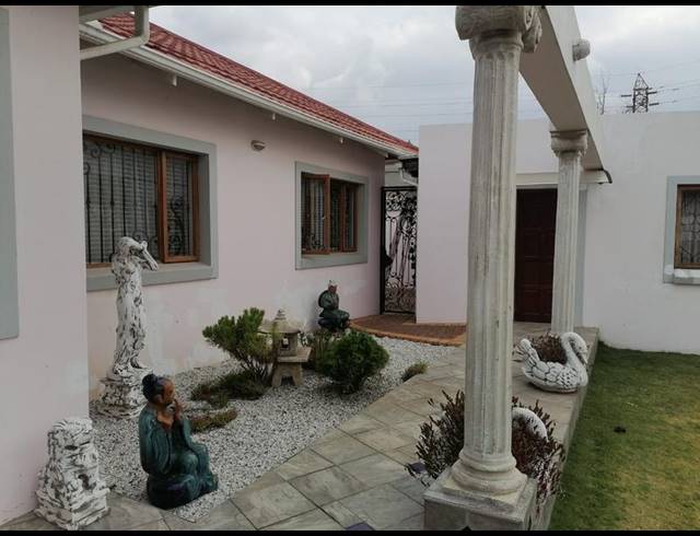 4 BEDROOM HOUSE FOR SALE IN MALVERN EAST EXT